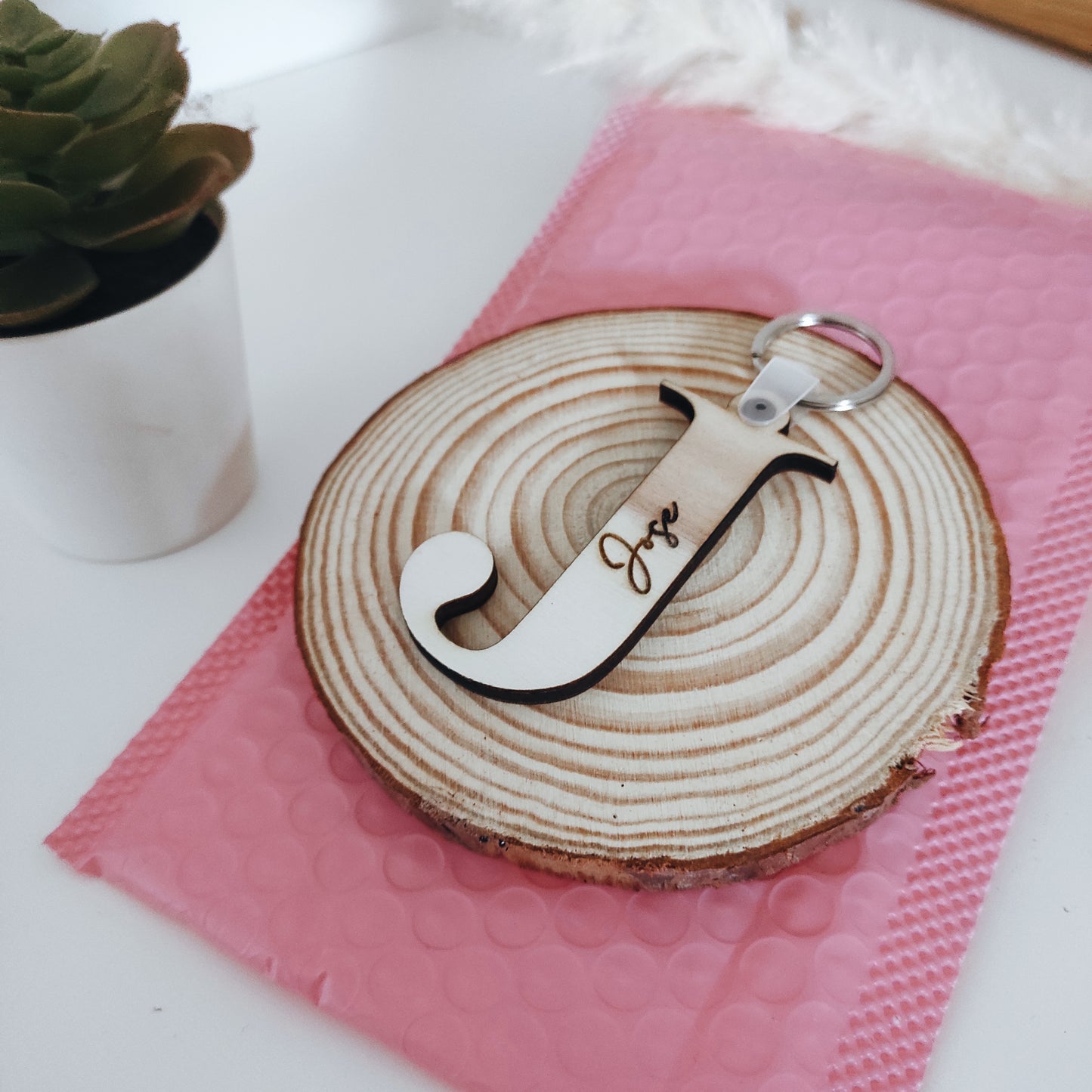 Llaveros de madera personalizados Llavero con inicial Regalos personalizados Accesorios en madera Llaveros artesanales Llaveros ecológicos Llaveros con letras Llaveros grabados a mano Regalos ecológicos Accesorios de moda sostenible Llaveros chic Llaveros de diseño único Regalos para conductores Detalles personalizados para regalo Llaveros para coche Llaveros de alta calidad Llaveros para bolsos Llaveros con nombres Llaveros originales Regalos para parejas Llaveros para regalo Llaveros de madera para hombre