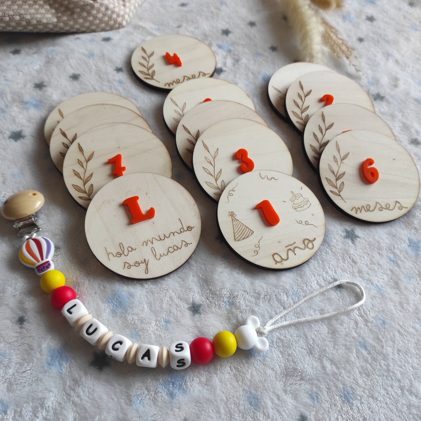 KIT Nacimiento: Plaquitas "Mesario Mágico" + Caja Personalizada + Chupetero