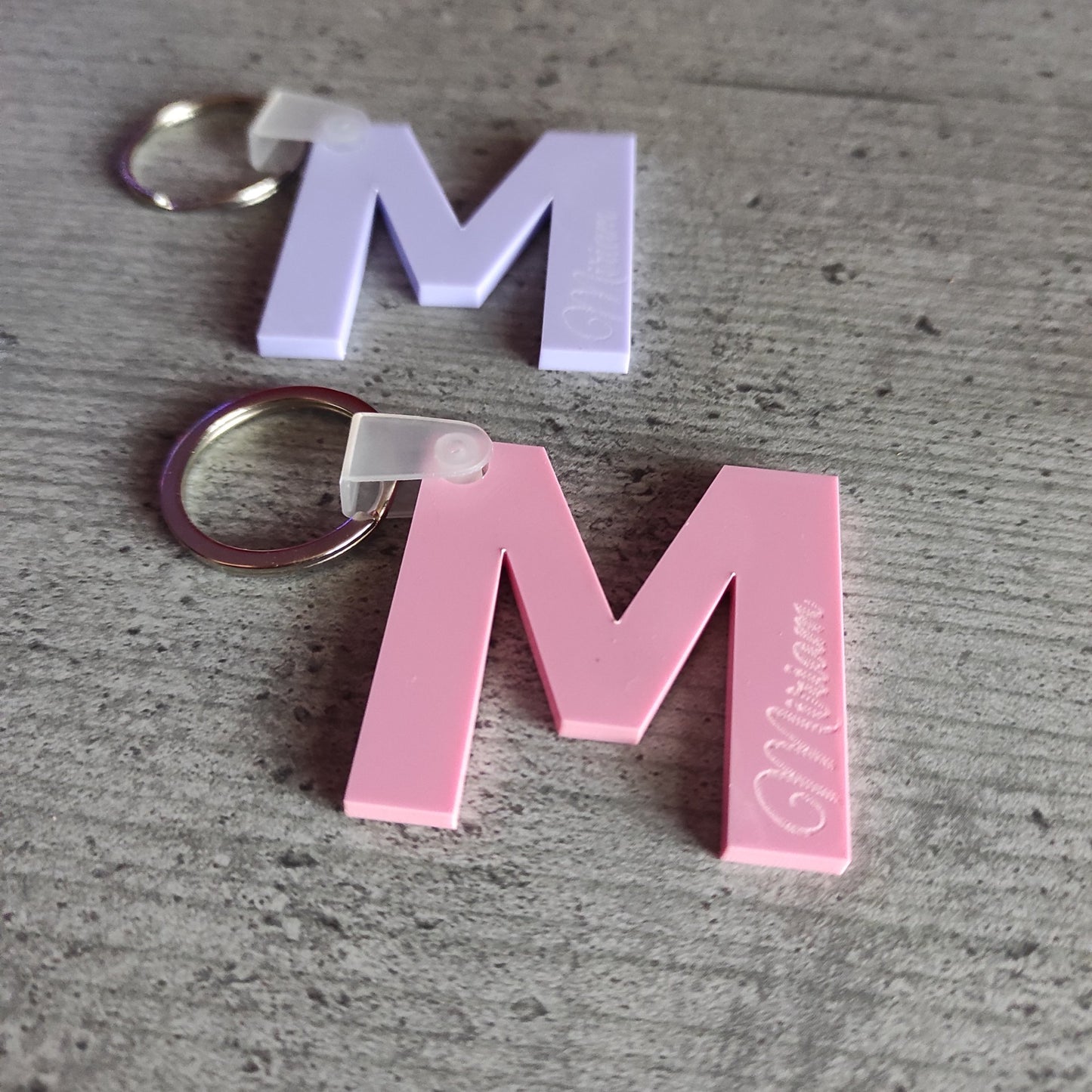 Llaveros personalizados de metacrilato Llavero con inicial grabada Regalos personalizados con nombre Llaveros de diseño único Accesorios en metacrilato Llaveros con letra grande Llavero con nombre grabado Llaveros originales para regalo Regalos con nombres personalizados Llaveros modernos con iniciales Llaveros de acrílico personalizados Llaveros con grabado láser Regalos únicos para ella Llaveros para parejas con iniciales Llaveros de colores personalizables Llaveros elegantes para mujer